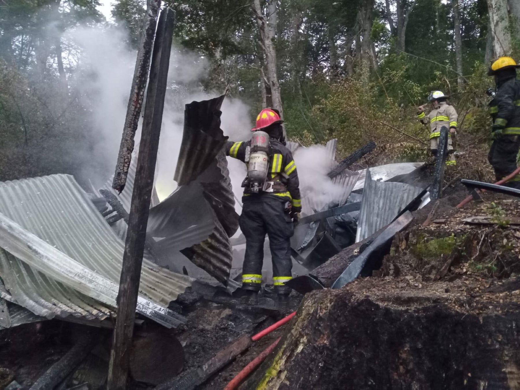 Un incendio afectó una vivienda en una comunidad mapuche. Foto: Gentileza Facebook Bomberos Voluntarios Villa La Angostura. 