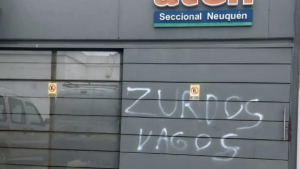 Pintadas en la sede de ATEN capital: denuncian «ataque a la docencia» y le apuntan a Figueroa