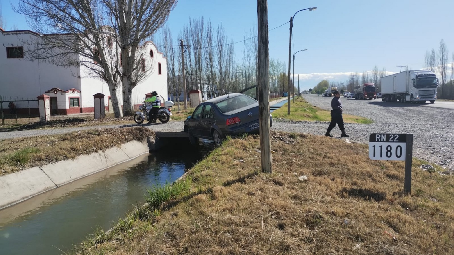 El auto perdió el control y chocó al sur de la Ruta 22. Foto gentileza