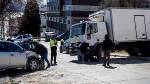 Un camión arrastró cuatro autos en Bariloche y de milagro no ocurrió una tragedia: qué pasó