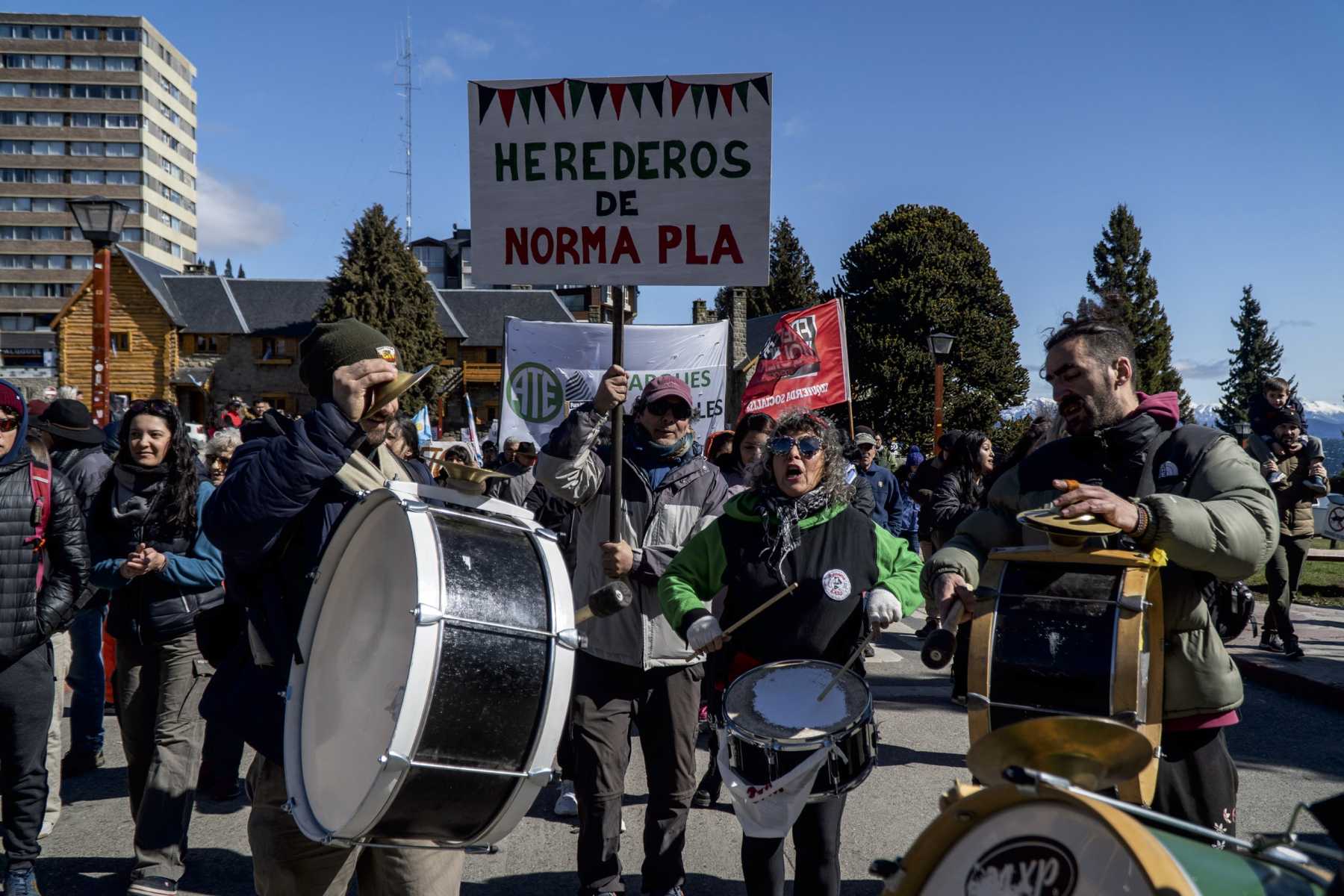 Los sindicatos tomaron la iniciativa en el reclamo de rechazo al veto de la ley de movilidad jubilatoria en Bariloche. Foto: Marcelo Martinez