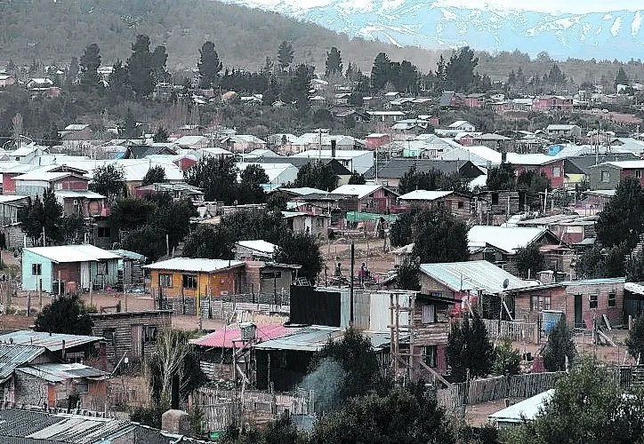 La creciente población en los barrios del alto de Bariloche espera por un mejor servicio de agua. (archivo)