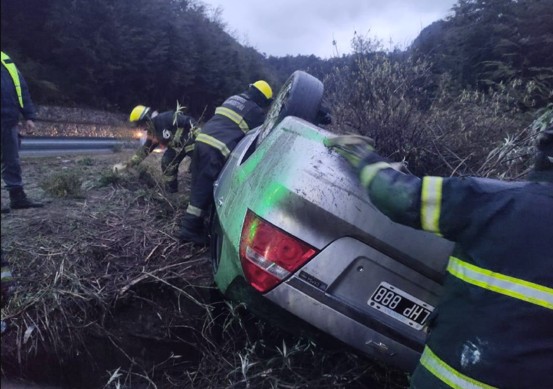 Vuelco sobre la Ruta 40, cerca de Villa La Angostura. Foto: Bomberos voluntarios