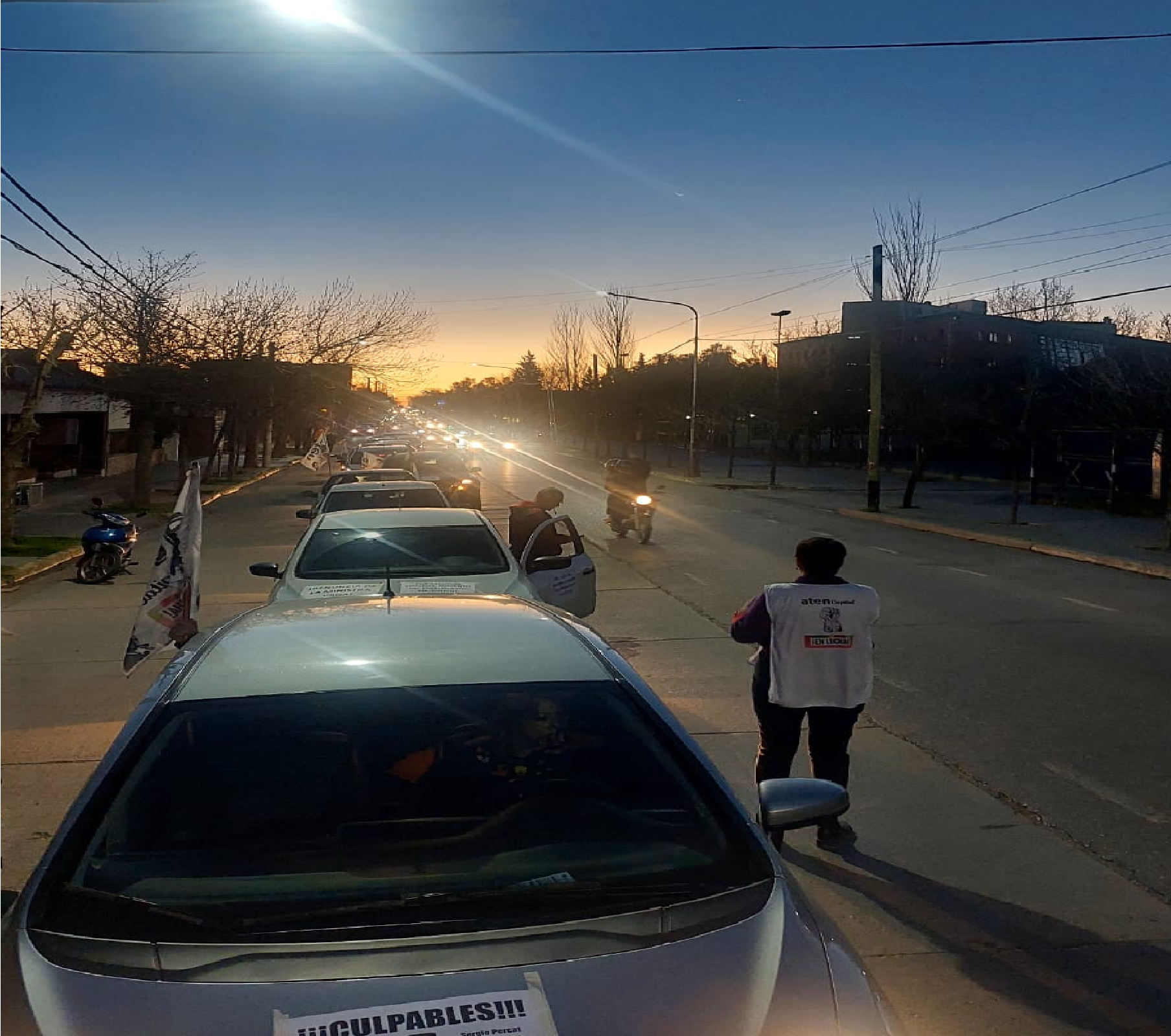 ATEN capital culminó la caravana por Neuquén en Casa de Gobierno, este miércoles: "Por la educación pública" (Foto: gentileza)