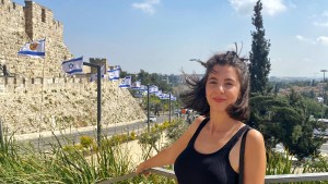 Casandra es de Roca y le encanta viajar, ahora vive en Israel: otra joven patagónica por el mundo