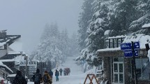 Imagen de Bariloche recibió la primavera con una nevada que promete quedarse