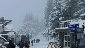 Bariloche recibió la primavera con una nevada que promete quedarse