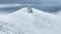 Imagen de Nueva imprudencia en la nieve en Bariloche: es de Japón y tuvieron que darle auxilio en el Catedral