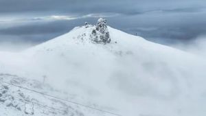 Nueva imprudencia en la nieve en Bariloche: es de Japón y tuvieron que darle auxilio en el Catedral