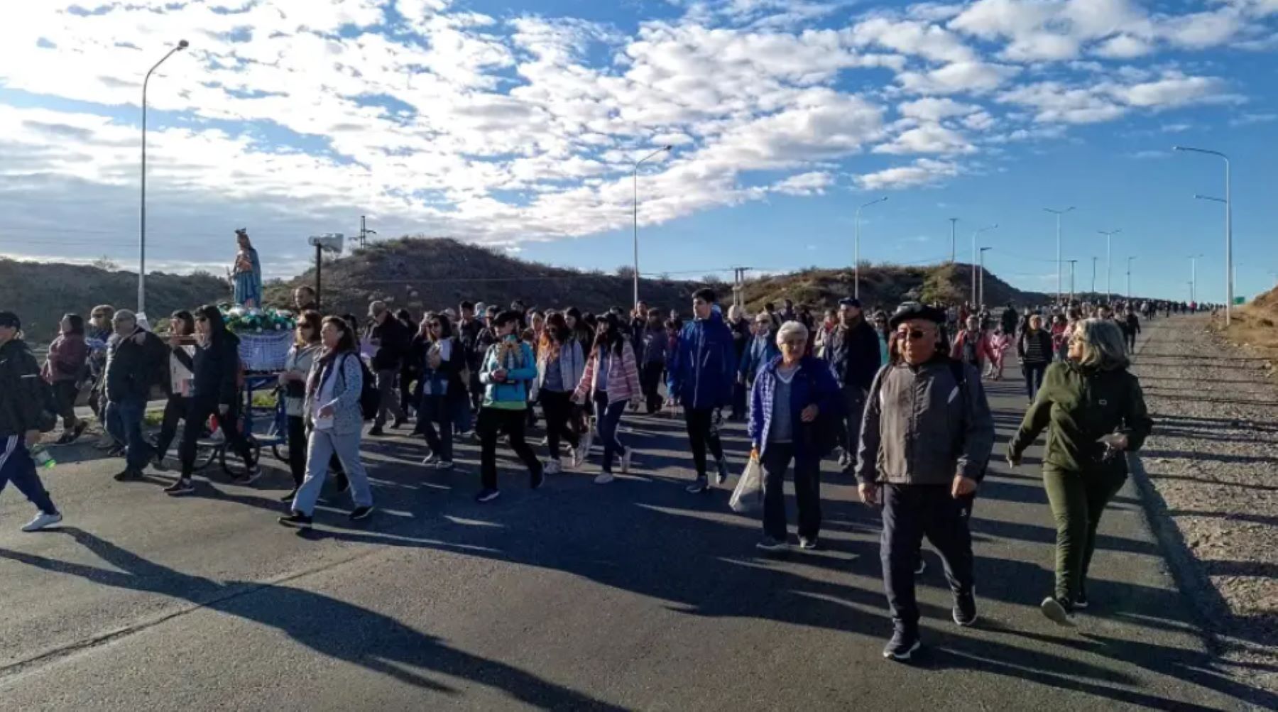 La columna de fieles peregrinará de Neuquén a Centenario por Ruta 7. Foto: https://www.facebook.com/iglesiacatolicaneuquen.