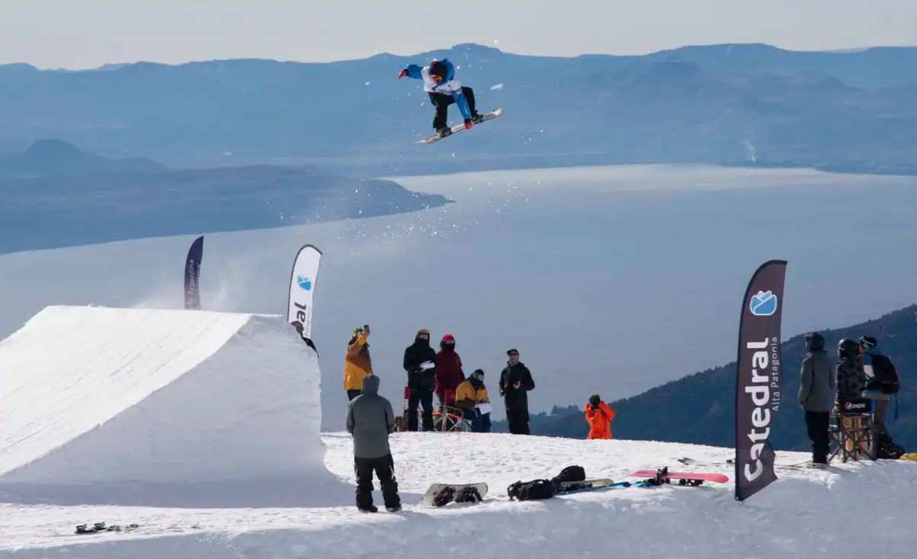 La nieve sigue a pleno en Bariloche 