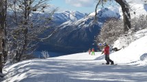 Imagen de Primavera en el Cerro Catedral en Bariloche para los amantes de la nieve: hasta cuándo se puede esquiar