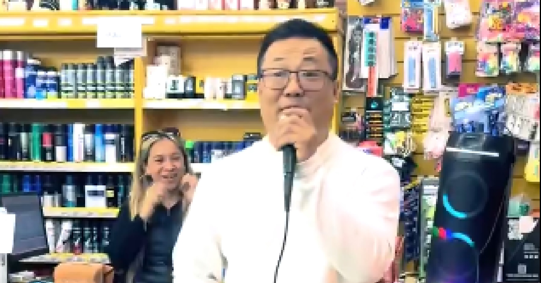 El chino que brinda espectáculos en los supermercados cantando cuarteto.