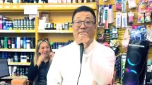 Imagen de ¡El “chino” que le pone más onda! Es furor porque canta temas de Ulises Bueno para atraer clientes al supermercado 