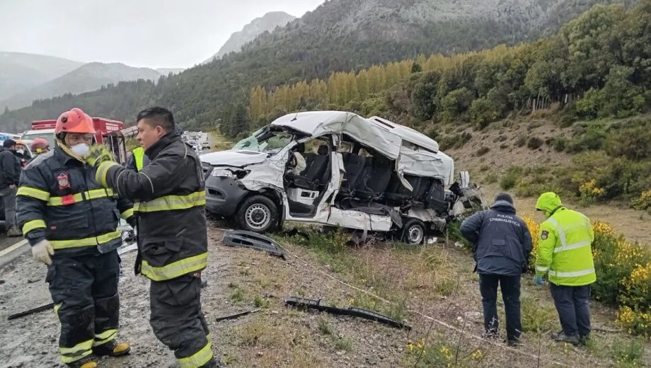 Doce turistas viajaban en la Mercedes Benz Sprinter; murieron seis y el conductor. Foto: Diario Río Negro