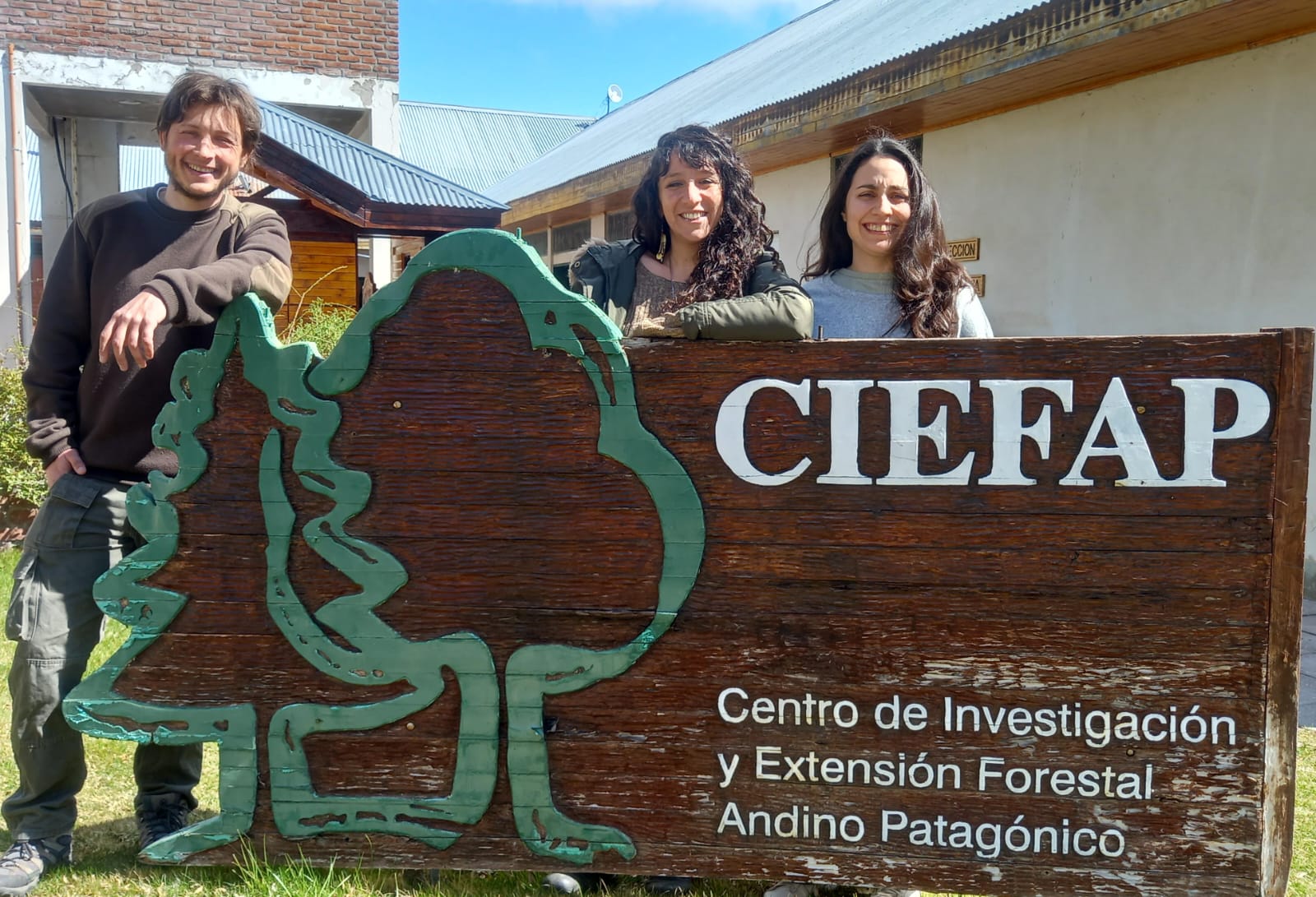 Maximiliano Rugolo, Carolina Arguiano y Lucía Molina, del Área de Fitopatología y Microbiología Aplicada del Ciefap. Foto: gentileza