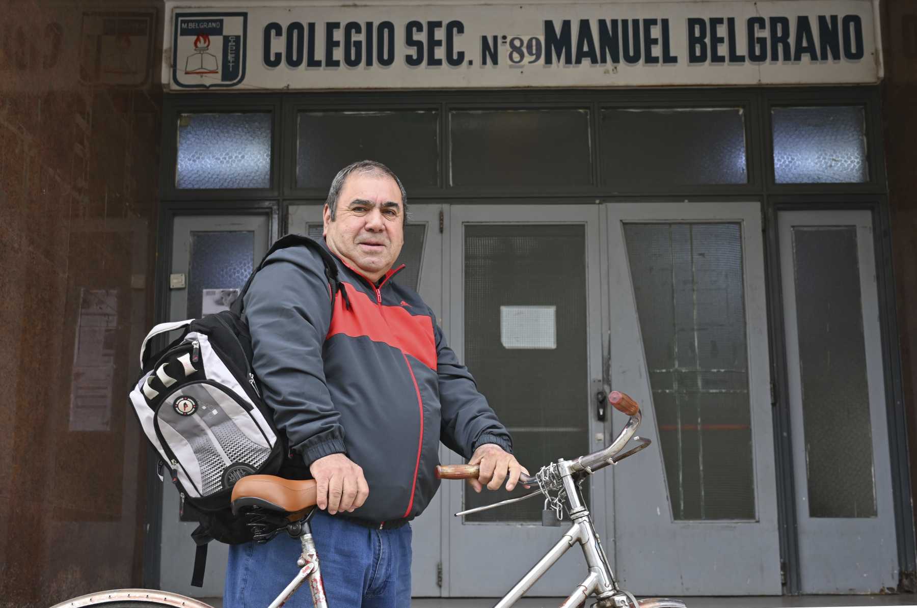 Carlos, con la bicicleta que heredó de su madre, una de las tantas trabajadoras del empaque que pedaléo por Cipolletti. Foto: 