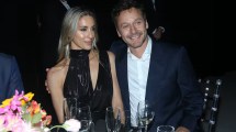 Imagen de Benjamín Vicuña presentó a su novia Anita Espasandin en un evento: las fotos y looks