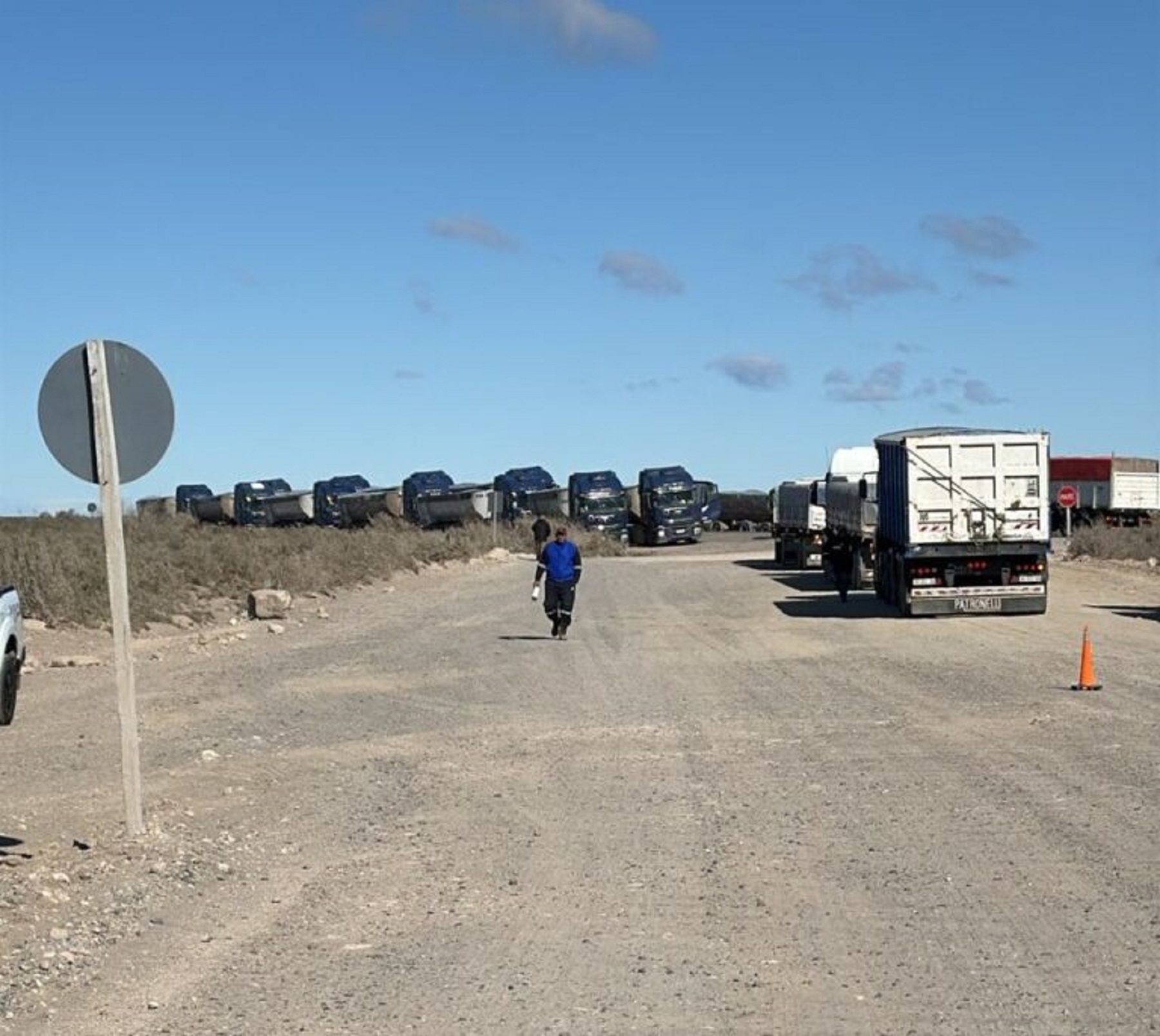 Así se desarrolla la protesta de camioneros sobre las canteras de la Ruta 6. Gentileza La Carretera.