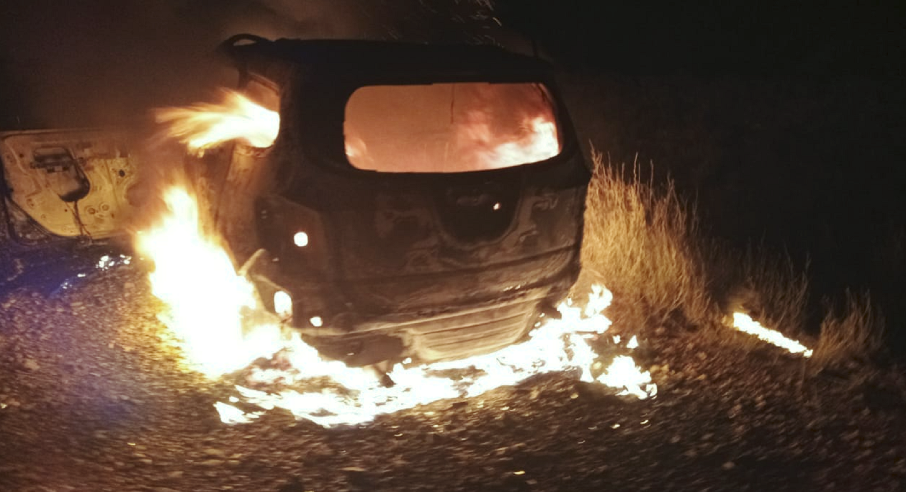 Ardió en llamas un auto sobre la Ruta 22. Foto: Radio Municipal 96.5