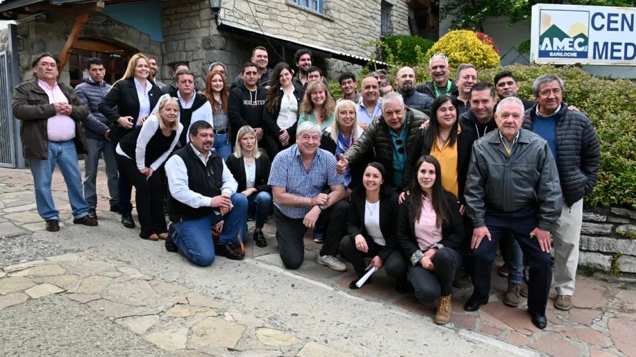 El intendente, antes de asumir, posó con su primer equipo de colaboradores. Ya en ese momento había quejas por el nivel de los sueldos políticos. (archivo)