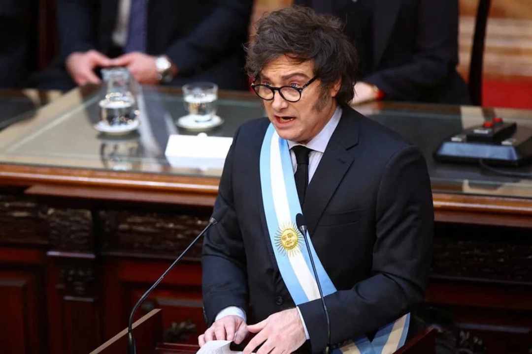 Simbólico. El presidente le puso el cuerpo a la presentación del presupuesto 2025.