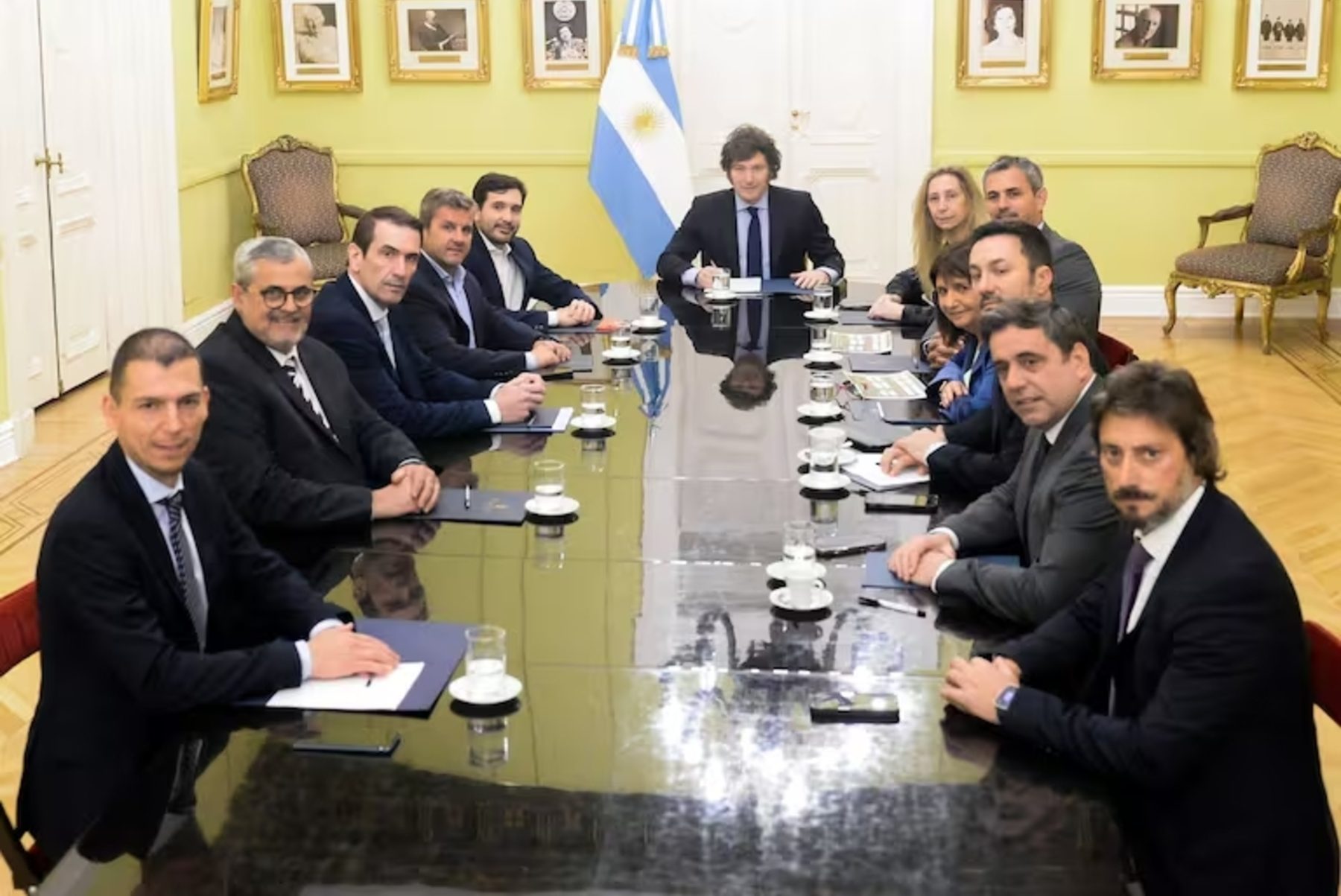 Reunión de diputados de la UCR, entre ellos Pablo Cervi, en Casa Rosada.