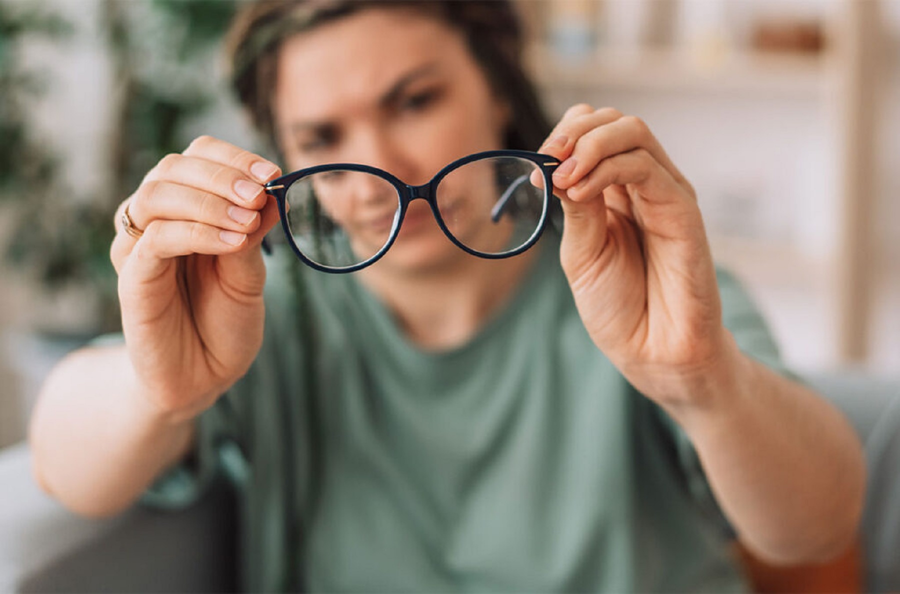 Cómo limpiar los lentes.-