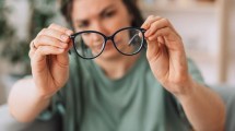 Imagen de Cómo limpiar los lentes y que queden impecables: el truco eficaz para resolver el problema