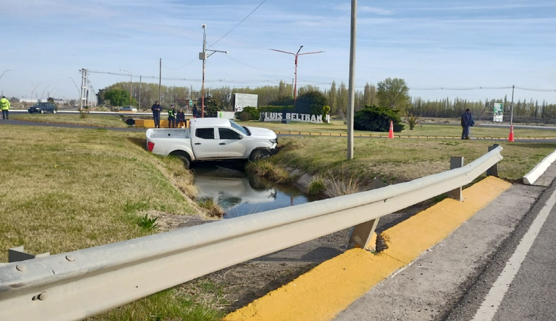 Despistó y terminó dentro de un canal de riego en Luis Beltrán. Foto: gentileza