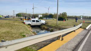 Una camioneta terminó sobre un canal de riego en la rotonda de acceso a Luis Beltrán: qué pasó