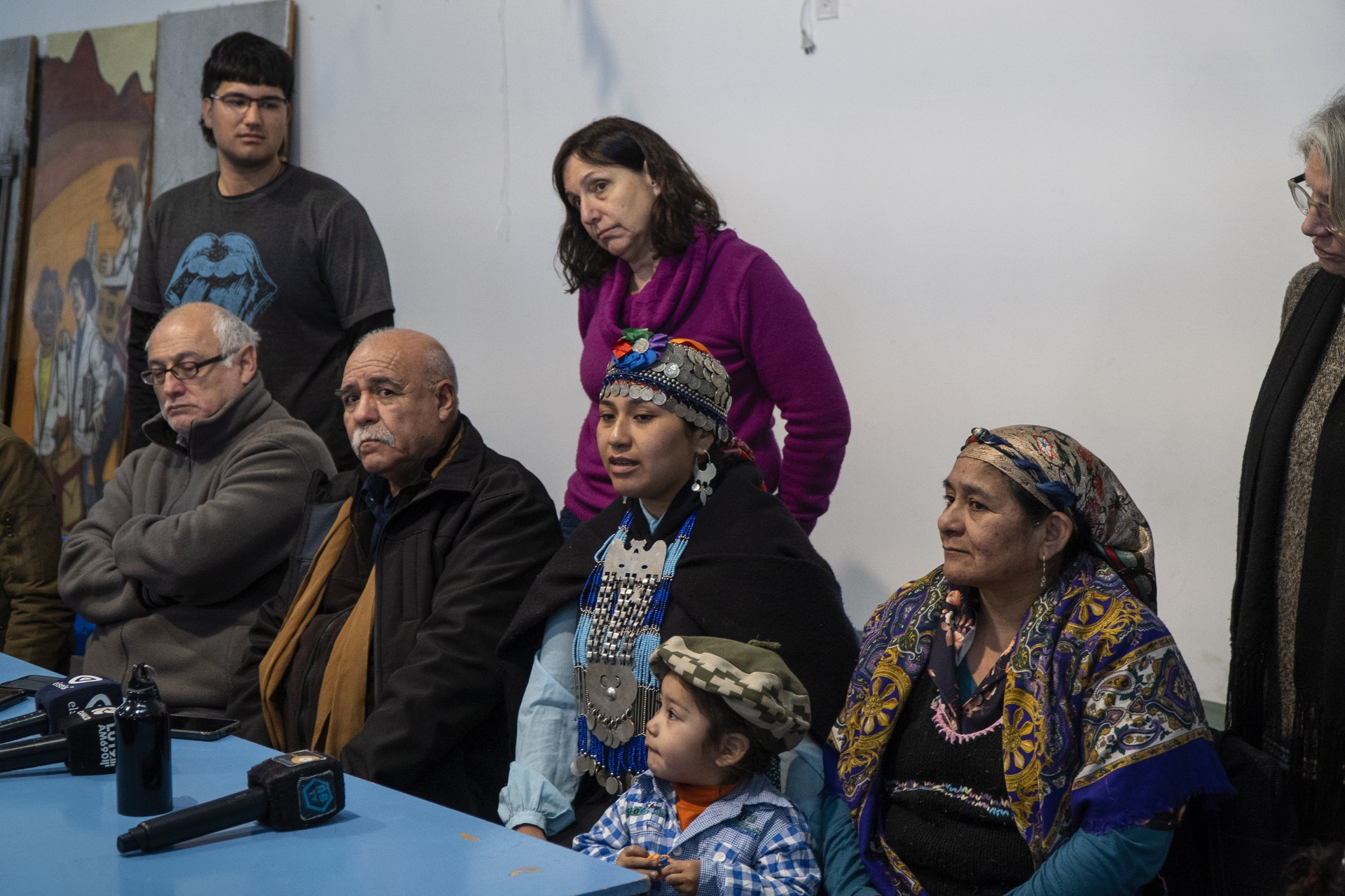 La machi Betiana Colhuan, junto a otros miembros de la comunidad y sus abogados brindaron una conferencia de prensa en la sede de Unter. (Marcelo Martínez)