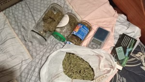 Allanaron una casa por robo y encontraron cocaína y marihuana en Roca