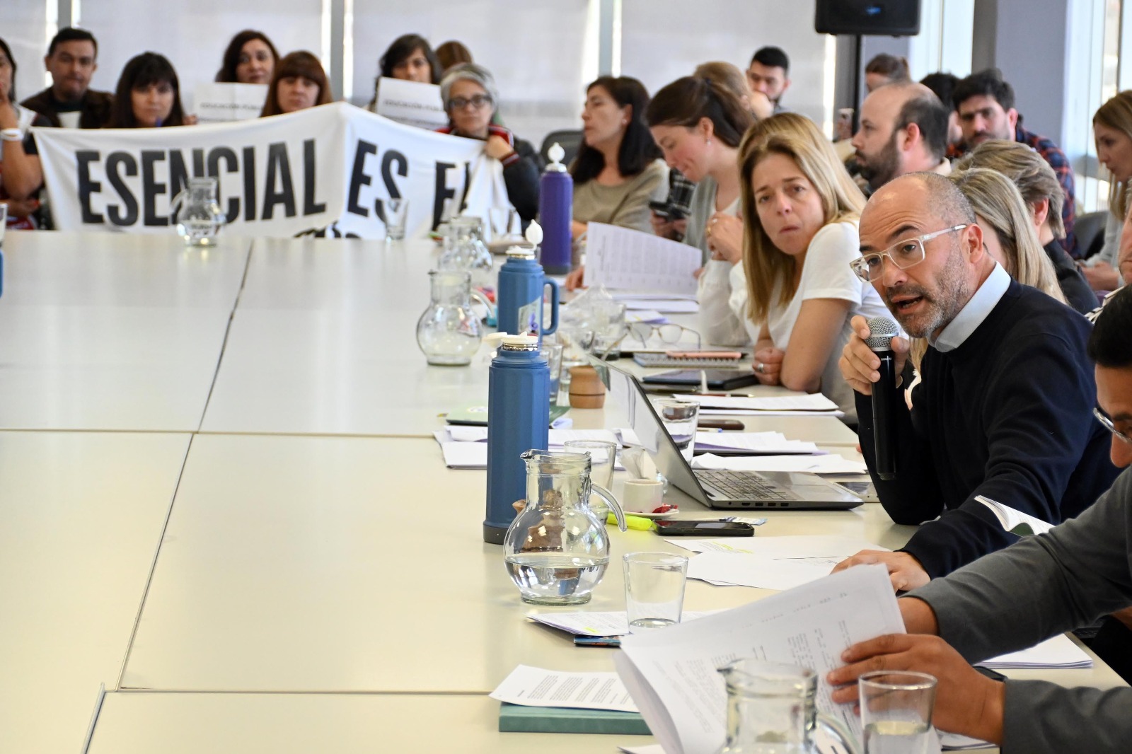 El presidente del PRO, Juan Martín defendió el proyecto para declarar a la educación como "servicio esencial". Foto: Marcelo Ochoa.