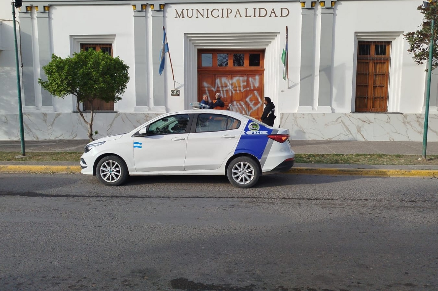 Hoy aparecieron las pintadas. Foto gentileza El Diario de Allen