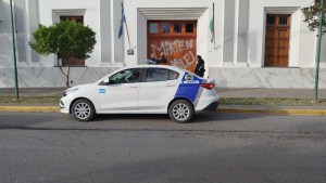 Realizaron pintadas en contra de Javier Milei en el municipio de Allen