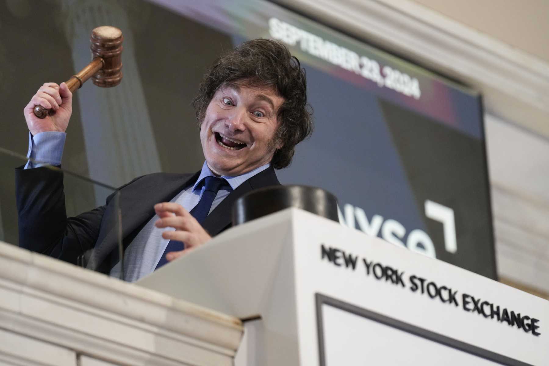 Javier Milei tocó la campana de Wall Street. (AP Photo/Seth Wenig)