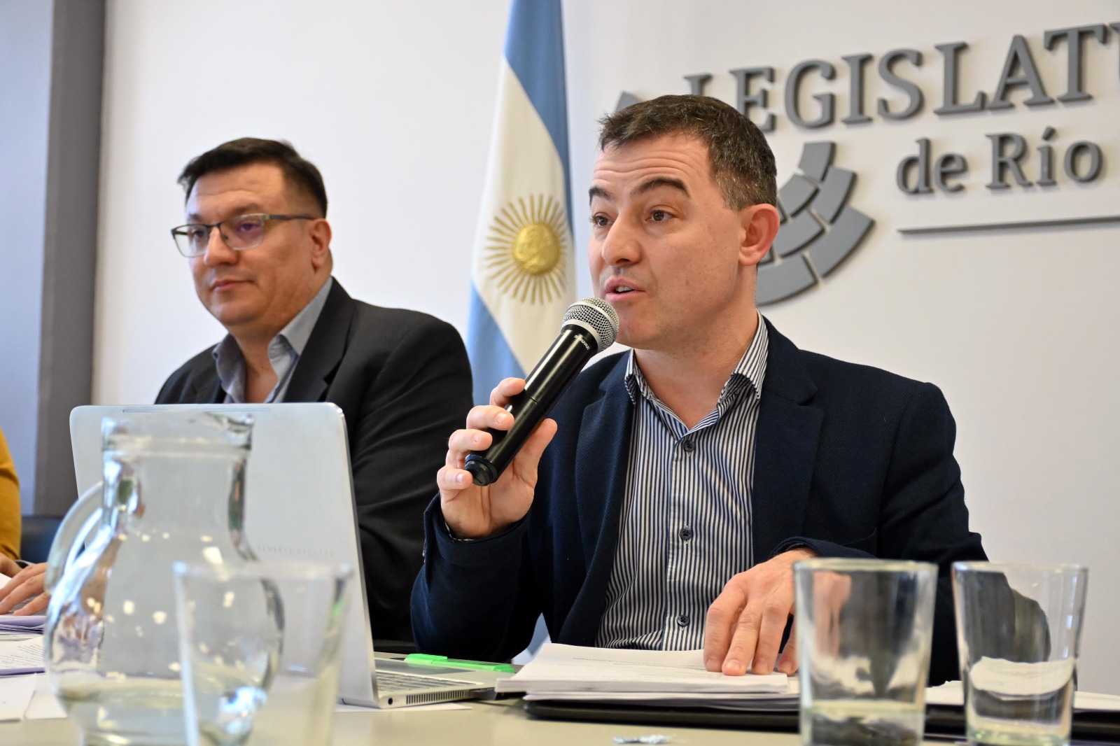 El secretario Legal Dumrauf ayer en el Plenario. Defendió la reforma ministerial y, luego, Weretilneck lo anunció para la Secretaría de Estado de Asuntos Estratégicos. Foto. Marcelo Ochoa