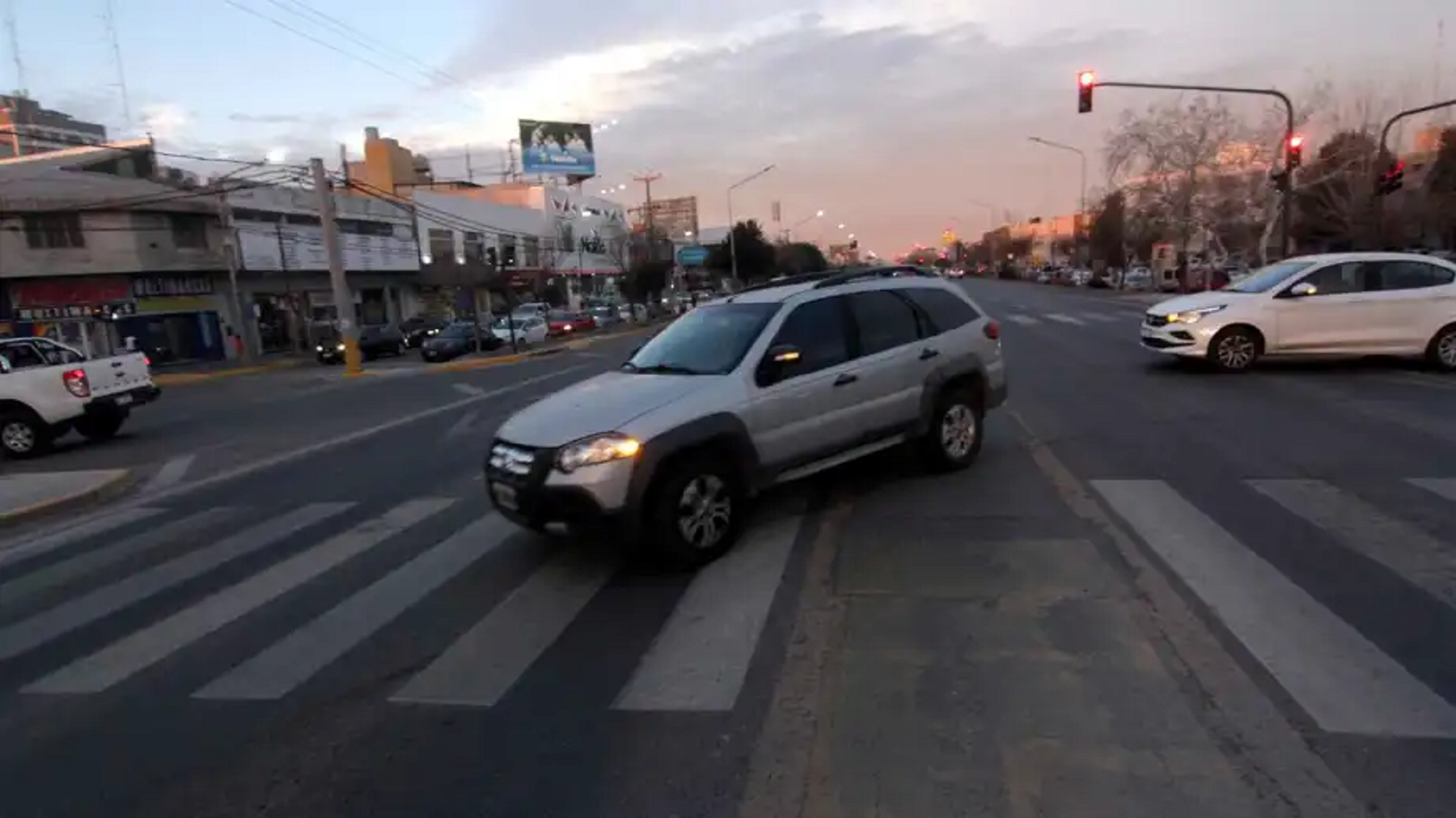 Desde este martes 1 de octubre no se podrá doblar a la izquierda en tres cruces de Avenida Mosconi, exRuta22 en Neuquén. (Oscar Livera).