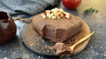 Imagen de Paso a paso, cómo hacer esta tarta mousse de chocolate y manzana: ¡fácil y súper sana!