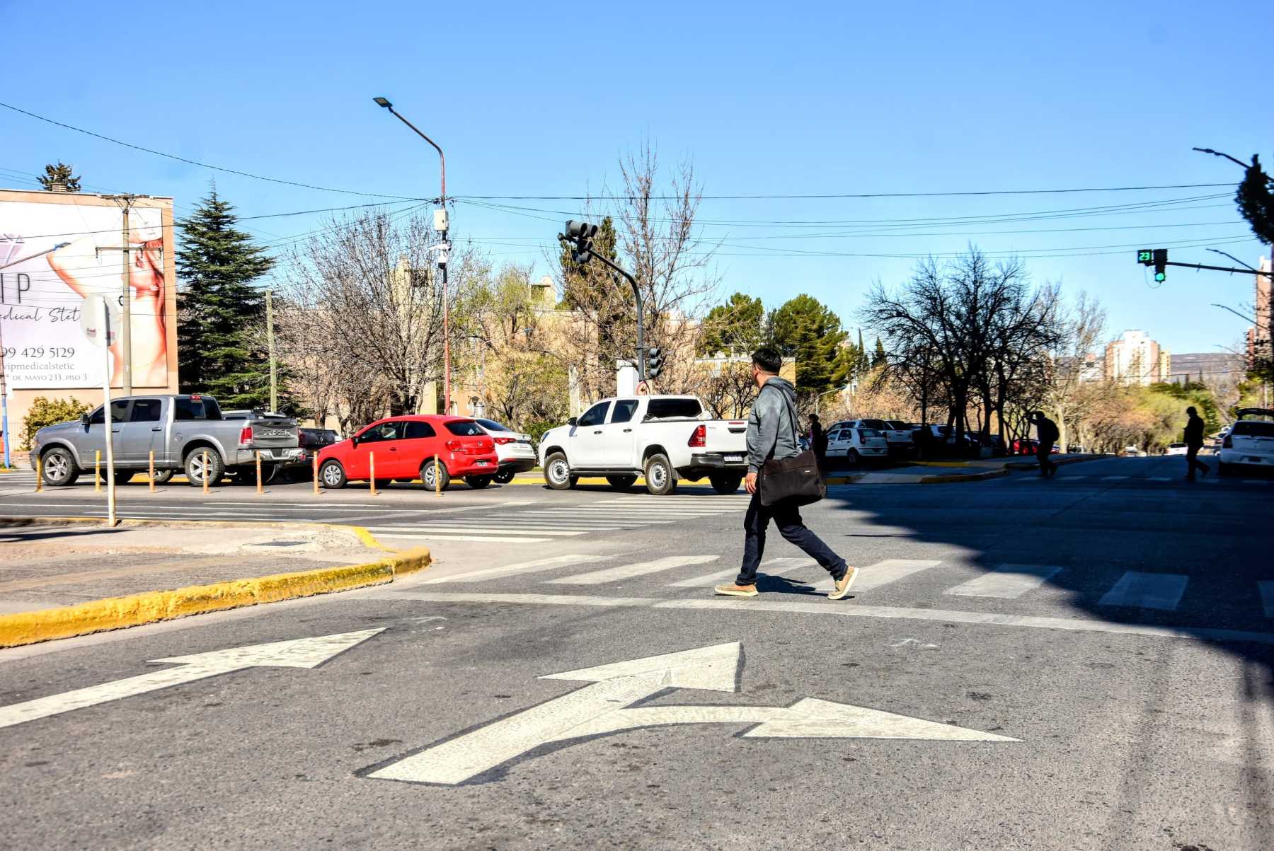 Desde la Avenida Argentina, en la esquina de dr Ramón, no se podrá doblar más hacia Leloir (foto Cecilia Maletti)