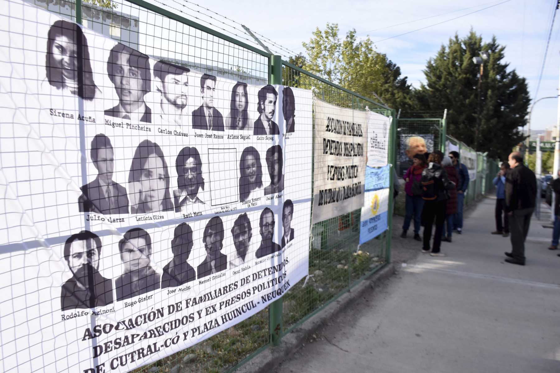 El lugar del juicio, avenida Argentina al 1600, se llena de pancartas para las audiencias (foto Matías Subat)