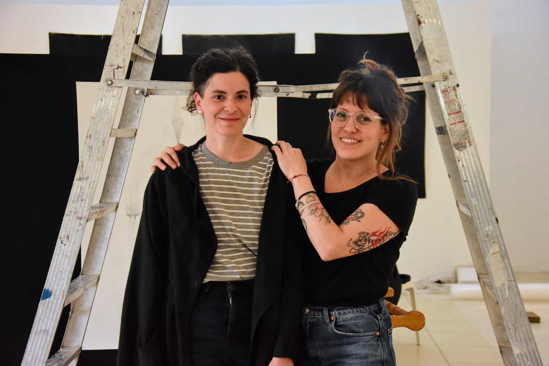 Paula Alonso y Jorgelina Buchara reúnen sus obras en una muestra muy especial para ambas artistas. (Foto: Cecilia Maletti)