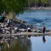 Imagen de Video: adolescente se tiró al río por una pelota y tuvo que ser rescatado por los guardavidas en Neuquén