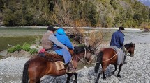 Imagen de Increíble travesía en El Bolsón: a caballo, en lancha y tractor, llegó a casa a vivir sus últimos días