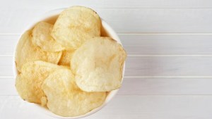 El truco viral para preparar papas fritas crujientes como las del paquete