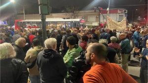 Jubilados protestan en Olivos, en la previa del asado de Javier Milei con diputados