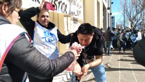 Video | Esencialidad educativa: represión a Unter y respuesta de Weretilneck, así fue este jueves de tensión en Viedma