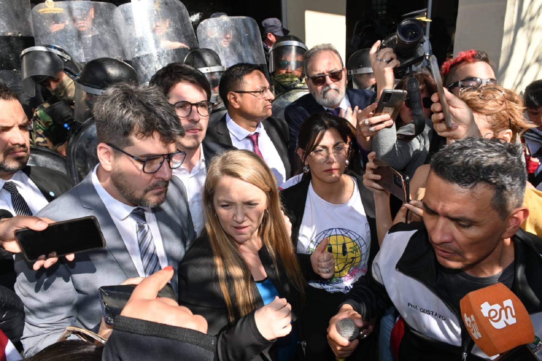 Legisladores de la oposición salieron a la calle tras pedir la suspensión de la sesión. Foto: Marcelo Ochoa.