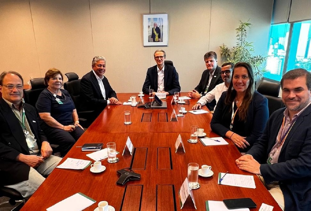 Rolando Figueroa junto a directivos de Petrobras en Brasil. Foto: gentileza.